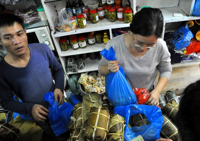 Giò lụa, giò bò, giò tai, giò xào đều có giá 200.000 đồng/ kg. Thấp giá hơn là các loại chả quế, chả lợn, chả cốm có giá 180.000 đồng/ kg. Giò lụa, giò bò, giò tai, giò xào đều có giá 200.000 đồng/ kg. Thấp giá hơn là các loại chả quế, chả lợn, chả cốm có giá 180.000 đồng/ kg.