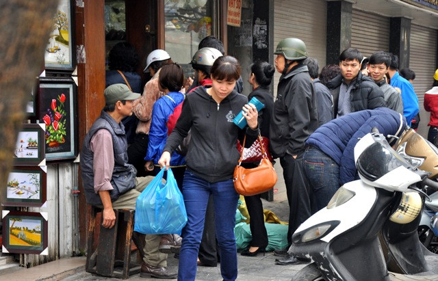 Chị Huệ (Đống Đa, Hà Nội) cho biết: “Đây là năm thứ 3 tôi mua giò và bánh chưng ở đây. Mọi người trong nhà ăn đều khen ngon”. Chị Huệ (Đống Đa, Hà Nội) cho biết: “Đây là năm thứ 3 tôi mua giò và bánh chưng ở đây. Mọi người trong nhà ăn đều khen ngon”.