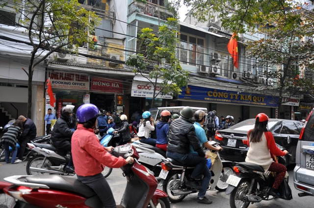 Khu vực trước cửa hàng đông nghịt người, có người mua, có người hiếu kỳ đứng xem khiến các phương tiện lưu thông qua đây khó khăn. Khu vực trước cửa hàng đông nghịt người, có người mua, có người hiếu kỳ đứng xem khiến các phương tiện lưu thông qua đây khó khăn.