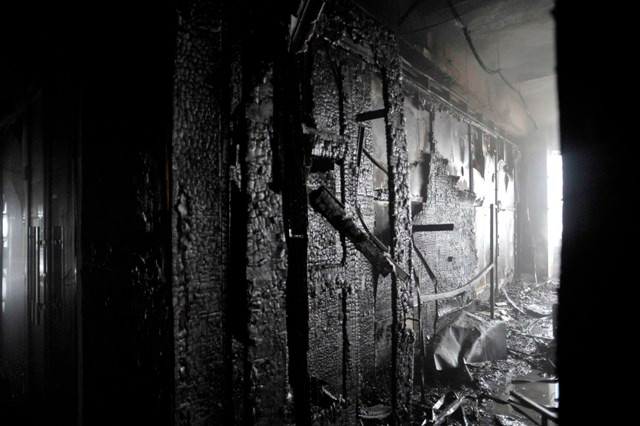 Đồ đạc bị cháy xém và không còn nguyên vẹn.