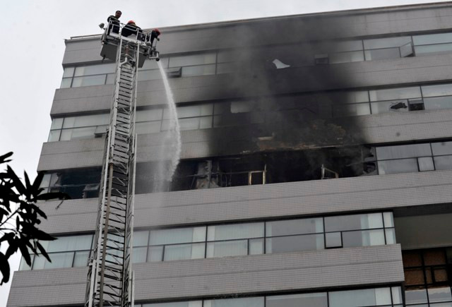 Lực lượng PCCC đã phải dùng đến xe thang để phục vụ chữa cháy.