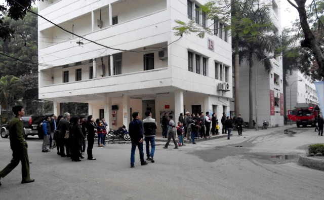 Rất đông người dân hiếu kì cũng đã tập trung ở khu vực đám cháy để xem.