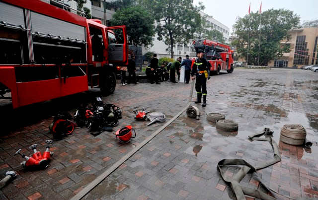 Kính vỡ trôi theo dòng nước cứu hỏa phủ kín mặt sân trường.