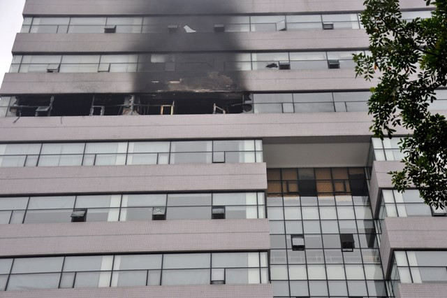 15h30’ đám cháy được khống chế và không có thiệt hại về người.