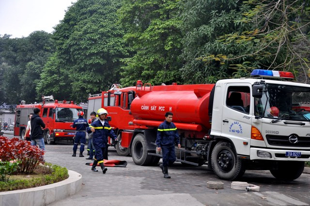 Hơn 10 xe cứu hỏa và hàng trăm chiến sĩ công an PCCC đã đến dập lửa