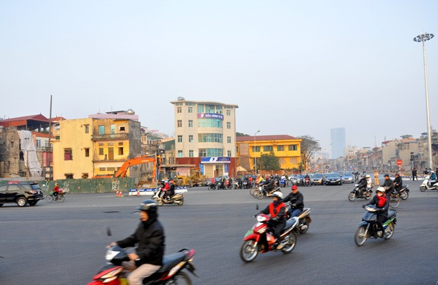 Các phương tiện có nhu cầu rẽ trái đi về hướng phố Tôn Đức Thắng phải đi thẳng qua nút, quay đầu tại điểm mở dải phân cách giữa phố Xã Đàn để đi thẳng rẽ phải về hướng phố Tôn Đức Thắng.