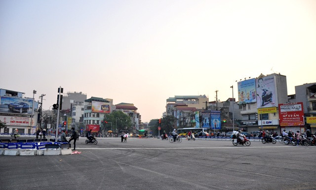 Các phương tiện đi từ Đê La Thành, Khâm Thiên, Tôn Đức Thắng đi về Nguyễn Lương Bằng, Xã Đàn phải theo hiệu lệnh đèn tín hiệu.