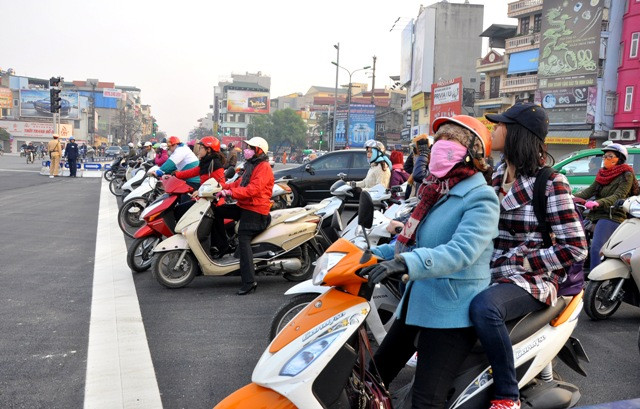 Các phương tiện chú ý quan sát vạch kẻ đường để ổn định giao thông.