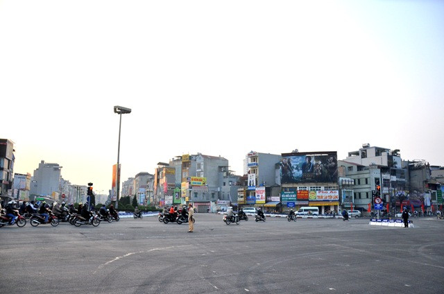 Đèn tín hiệu giao thông được đặt tại hai nút Nguyễn Lương Bằng - Vành đai I (đoạn Ô Chợ Dừa - Hoàng Cầu) và Hoàng Cầu - Vành đai I (đoạn Ô Chợ Dừa - Hoàng Cầu) để hướng dẫn giao thông cho các phương tiện.