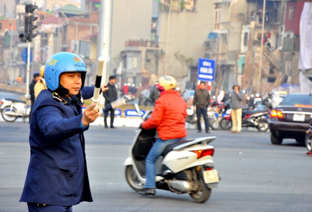 Trong buổi sáng hôm nay (15/1), cơ quan chức năng cũng đã có mặt để hướng dẫn giao thông.