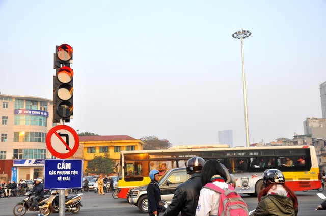 Đèn tín hiệu đã đi vào hoạt động chính thức. Các phương tiện lưu thông bắt buộc phải tuân thủ theo đèn tín hiệu quy định.