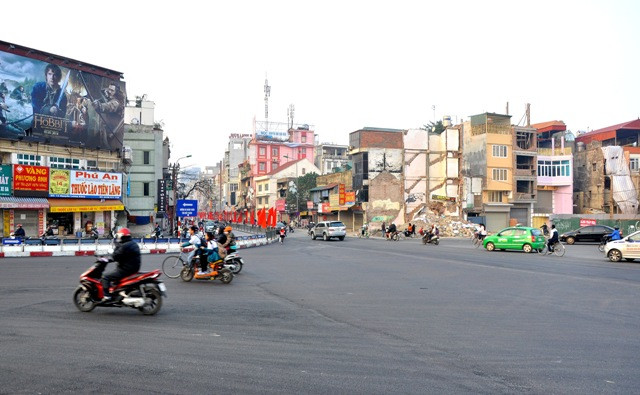 Các phương tiện từ Hoàng Cầu có thể đi thẳng về Xã Đàn và rẽ trái về Nguyễn Lương Bằng.