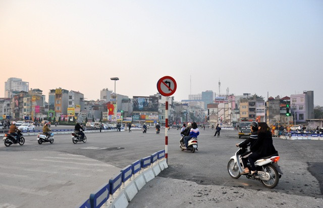 Các phương tiện đi từ hướng Đê La Thành được phép rẽ phải luôn về đường Vành đai I.
