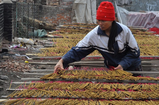 Theo bà Huệ (thôn Cao, xã Bảo Khê) cho biết: “Gia đình tôi đã có nhiều đời làm hương. Cứ cha truyền con nối, đời của chồng tôi là đời thứ 3. Sắp tới đây xưởng cũng được trao cho người con cả để tiếp tục làm hương”.