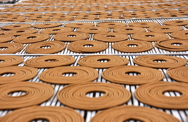 Hương Cao Thôn có chất lượng tốt, hình thức đẹp và đặc biệt cháy rất đều lại đậu tàn… chính vì thế việc sản xuất quanh năm diễn ra quanh năm.