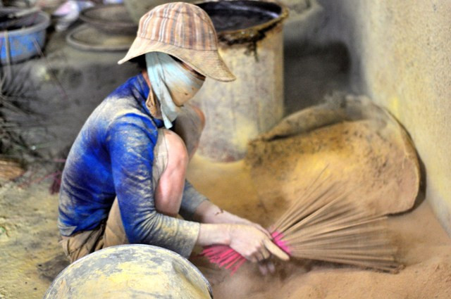 Công việc làm hương vô cùng bụi bặm và phải trải qua nhiều công đoạn. Công việc càng vất vả hơn khi bước vào những tháng giáp Tết Nguyên đán.