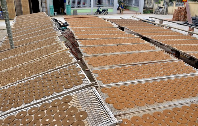 Những giàn hương dưới nắng đang đợi thành phẩm.