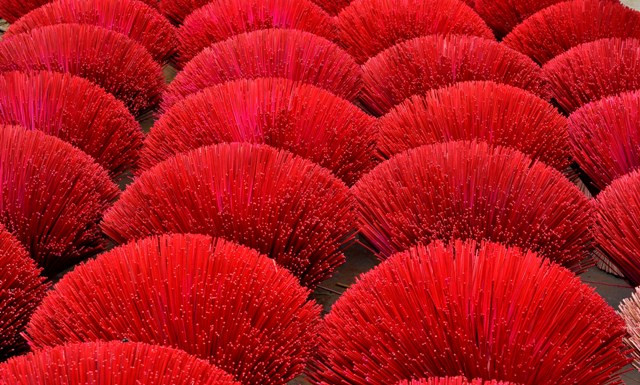 Que hương sau khi được nhuộm màu đang phơi dưới nắng.