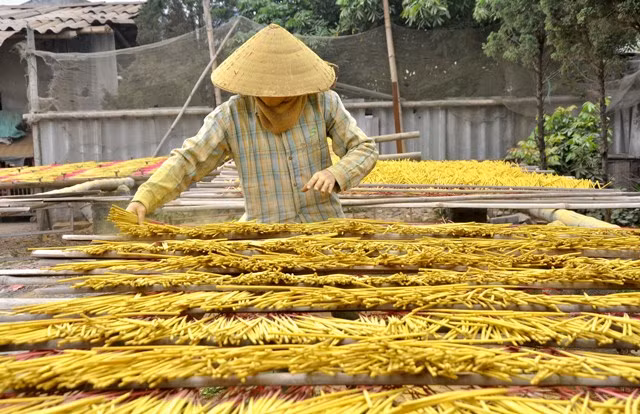 Hương cao thôn từ xưa đến nay vẫn gồm những nguyên liệu như: thuốc bắc như quế chi, hoàng đàn, hồi... vẫn là nguyên liệu để làm ra sản phẩm hương truyền thống này.