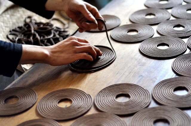 Hương Cao Thôn có nhiều loại như: hương que, hương vòng… nhưng tất cả đều có mùi thơm đặc trưng, thoang thoảng mà nồng nàn chứ không sực nức như nhiều loại hương khác.