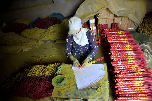 Hương được thu về và đóng gói lại thành những sản phẩm hoàn chỉnh để đem đi bán.