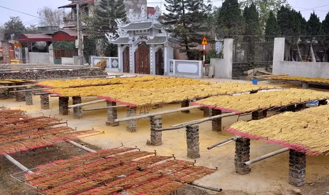 Những nén hương làm xong được đem phơi trên giàn, nắng gió sẽ làm hương khô, màu sắc đẹp mà giữ nguyên mùi thơm.