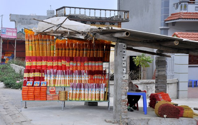 Những ngày giáp Tết Nguyên đán, hương Cao Thôn được bày bán trên Quốc lộ 39 với những gian hàn đủ loại các loại như: hương quế, hương đen, hương vòng, hương đậu tan...