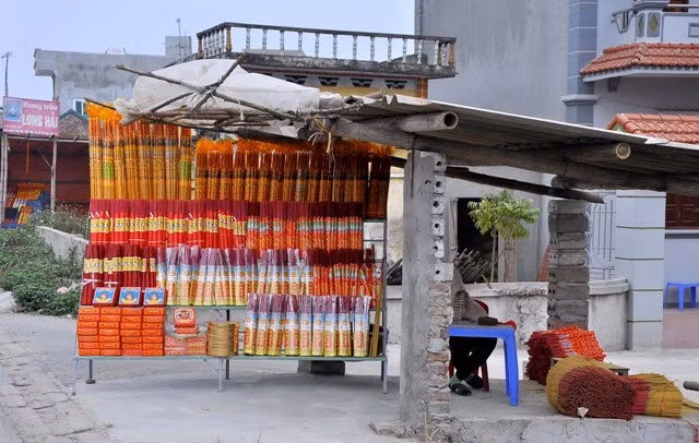 Những ngày giáp Tết Nguyên đán, hương Cao Thôn được bày bán trên Quốc lộ 39 với những gian hàn đủ loại các loại như: hương quế, hương đen, hương vòng, hương đậu tan...