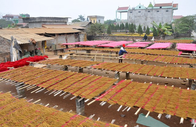Về Cao Thôn những ngày giáp Tết không khí làng nghề thật sôi động cảnh người phơi hương, cảnh người đang làm hương trong xưởng…