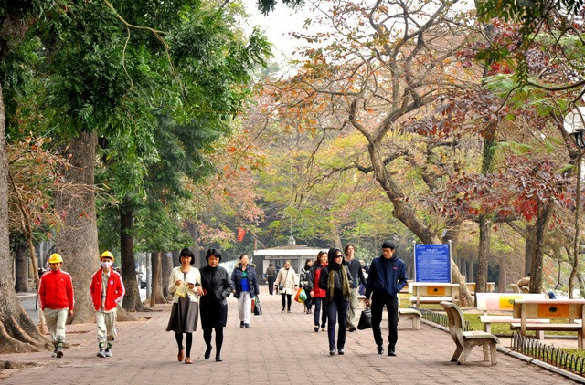 Hồ Gươm trở nên lãng mạn và yêu kiều hơn trong mắt mọi người.