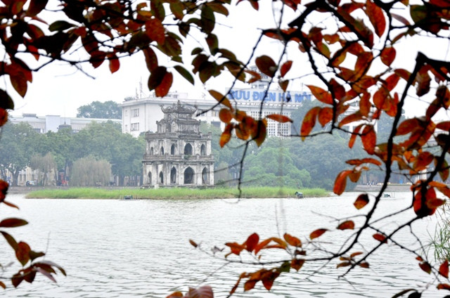 Những ngày giáp Tết Nguyên đán, không gian hồ Gươm được nhuộm màu lá đỏ bởi những cây bằng lăng đang chuyển lá.