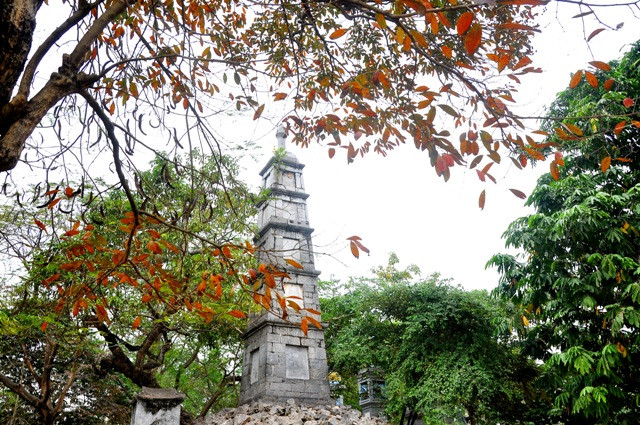 Bút Tháp nghiêng hòa trong sắc đỏ của cây cối.