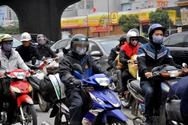 Do xe máy cấm lưu thông được trên đường cao tốc vì thế số lượng người đi xe máy đông đột biến trên tuyến đường Quốc lộ 1A cũ này. Do xe máy cấm lưu thông được trên đường cao tốc vì thế số lượng người đi xe máy đông đột biến trên tuyến đường Quốc lộ 1A cũ này.