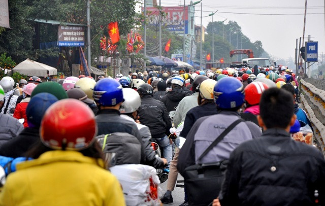 Một lượng lớn các phương tiện xe máy đều có hướng đi về hướng Nam Định, Thái Bình, Ninh Bình, Thanh Hóa… trên tuyến đường Quốc lộ 1A cũ. (Ảnh chụp tại địa phận Phố Nguội, Thường Tín). Một lượng lớn các phương tiện xe máy đều có hướng đi về hướng Nam Định, Thái Bình, Ninh Bình, Thanh Hóa… trên tuyến đường Quốc lộ 1A cũ. (Ảnh chụp tại địa phận Phố Nguội, Thường Tín).