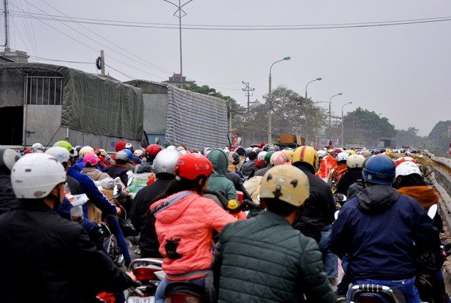 Theo quan sát của phóng viên, trên đường Quốc lộ 1A cũ, phương tiện xe máy đổ về rất đông. (Ảnh chụp gần cầu Ngọc Hồi). Theo quan sát của phóng viên, trên đường Quốc lộ 1A cũ, phương tiện xe máy đổ về rất đông. (Ảnh chụp gần cầu Ngọc Hồi).