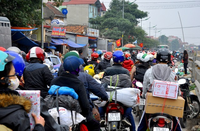 Tại địa phận Phố Nghệ (Thường Tìn, Hà Nội) các phương tiện lưu thông rất khó khăn. Tại địa phận Phố Nghệ (Thường Tìn, Hà Nội) các phương tiện lưu thông rất khó khăn.