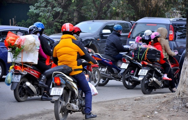 Sau ngày làm việc cuối cùng (27 tháng Chạp) mọi người bắt đầu kỳ nghỉ Tết, những người đi làm xa quê đều đổ ra đường để về với gia đình. Sau ngày làm việc cuối cùng (27 tháng Chạp) mọi người bắt đầu kỳ nghỉ Tết, những người đi làm xa quê đều đổ ra đường để về với gia đình.