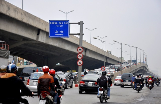 Đường cao tốc trên cao cũng ùn tắc bởi mật độ tham gia giao thông rất lớn. Đường cao tốc trên cao cũng ùn tắc bởi mật độ tham gia giao thông rất lớn.