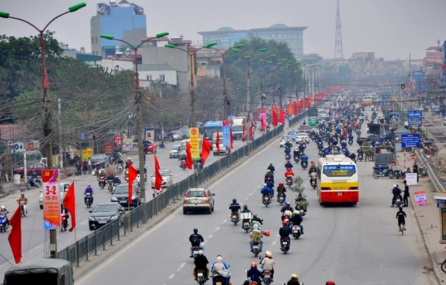 Từ đầu giờ sáng, các tuyến đường vành đai như: Giải Phóng, Phạm Hùng, Phạm Văn Đồng, Nguyễn Xiển… mật độ tham gia rất đông. Từ đầu giờ sáng, các tuyến đường vành đai như: Giải Phóng, Phạm Hùng, Phạm Văn Đồng, Nguyễn Xiển… mật độ tham gia rất đông.
