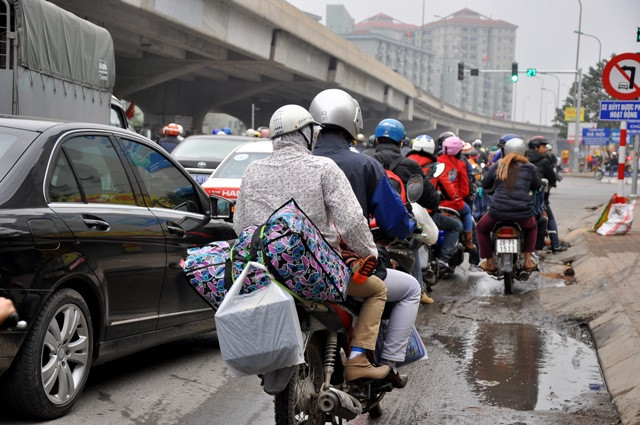 Do kỳ nghỉ kéo dài, ai cũng muốn mang nhiều đồ về để ăn Tết. Do kỳ nghỉ kéo dài, ai cũng muốn mang nhiều đồ về để ăn Tết.