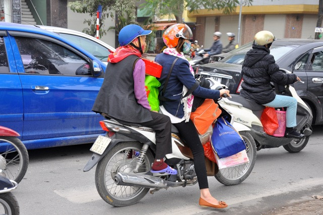Người đi một mình, người có cả gia đình trên một chiếc xe máy cùng với đồ đạc cồng kềnh phía sau. Người đi một mình, người có cả gia đình trên một chiếc xe máy cùng với đồ đạc cồng kềnh phía sau.