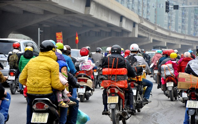 Đồ đạc được vận chuyển sau xe mang về ăn Tết dưới quê. Đồ đạc được vận chuyển sau xe mang về ăn Tết dưới quê.