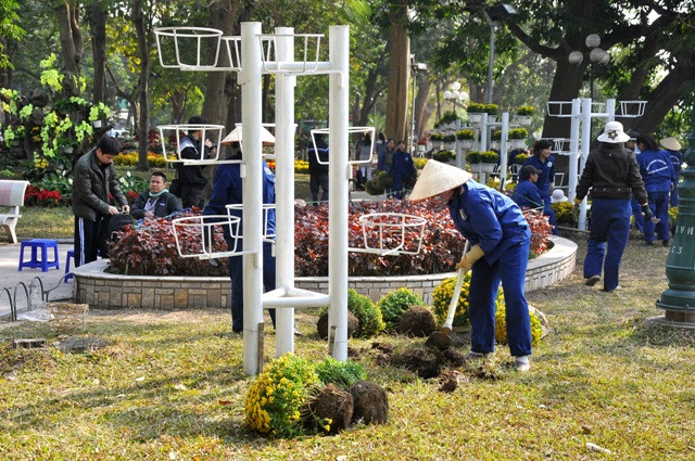 Không khí chuẩn bị tấp nập quanh khu vực bờ hồ Hoàn Kiếm. Không khí chuẩn bị tấp nập quanh khu vực bờ hồ Hoàn Kiếm.