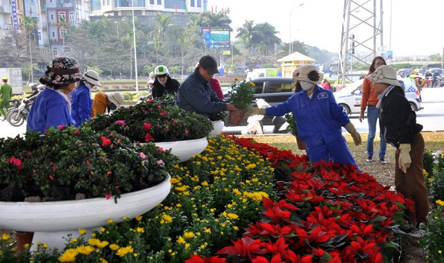Trong nhiều ngày qua, các nhân viên môi trường đang gấp rút chuẩn bị trang trí cờ hoa tại nhiều điểm nút giao thông của Thủ đô. Trong nhiều ngày qua, các nhân viên môi trường đang gấp rút chuẩn bị trang trí cờ hoa tại nhiều điểm nút giao thông của Thủ đô.
