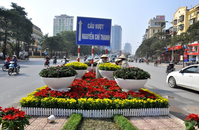 Tại chân cầu vượt Nguyễn Chí Thanh, nhân viên môi trường Thống Nhất đã sắp hoàn thiện công việc. Tại chân cầu vượt Nguyễn Chí Thanh, nhân viên môi trường Thống Nhất đã sắp hoàn thiện công việc.