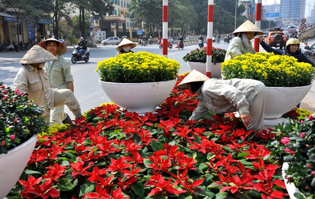 Việc trang trí cờ hoa luôn được thực hiện để chào đón những ngày lễ lớn của đất nước. Ngày Tết Nguyên đán là một trong những ngày được UBND Hà Nội đầu tư lớn để người dân có những điểm vui chơi. Việc trang trí cờ hoa luôn được thực hiện để chào đón những ngày lễ lớn của đất nước. Ngày Tết Nguyên đán là một trong những ngày được UBND Hà Nội đầu tư lớn để người dân có những điểm vui chơi.