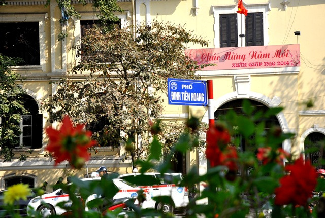 Đường phố và các công sở đã sẵn sàng đón Tết trong không khí vui tươi. Đường phố và các công sở đã sẵn sàng đón Tết trong không khí vui tươi.