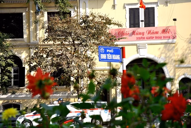 Đường phố và các công sở đã sẵn sàng đón Tết trong không khí vui tươi. Đường phố và các công sở đã sẵn sàng đón Tết trong không khí vui tươi.