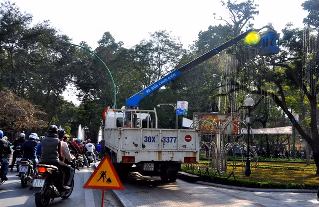 Các nhân viên điện lực cũng đang rà soát và sửa chữa điện đèn đường để đảm bảo ánh sáng cho người dân trong dịp Tết cổ truyền của dân tộc. Các nhân viên điện lực cũng đang rà soát và sửa chữa điện đèn đường để đảm bảo ánh sáng cho người dân trong dịp Tết cổ truyền của dân tộc.