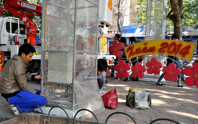 Năm nay, tại ven hồ gươm đường Đinh Tiên Hoàng, nhiều cổng hoa được trang hoàn rực rỡ đèn điện để du khách có thể tham quan… Năm nay, tại ven hồ gươm đường Đinh Tiên Hoàng, nhiều cổng hoa được trang hoàn rực rỡ đèn điện để du khách có thể tham quan…